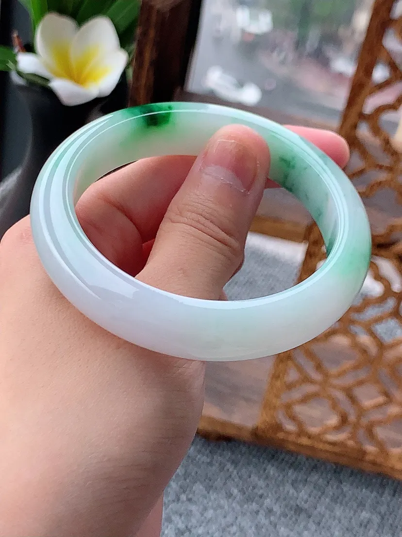 天然A货翡翠飘绿正装正圈手镯55-56圈口尺寸55×12×8m量57.86g 0620