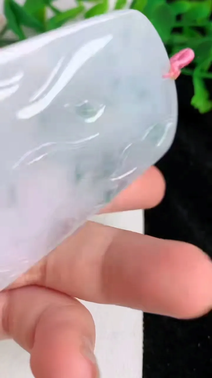 天然A货翡翠飘花大势至观音菩萨吊坠，尺寸73.7-45-5，重量:40.00g
6月21日
