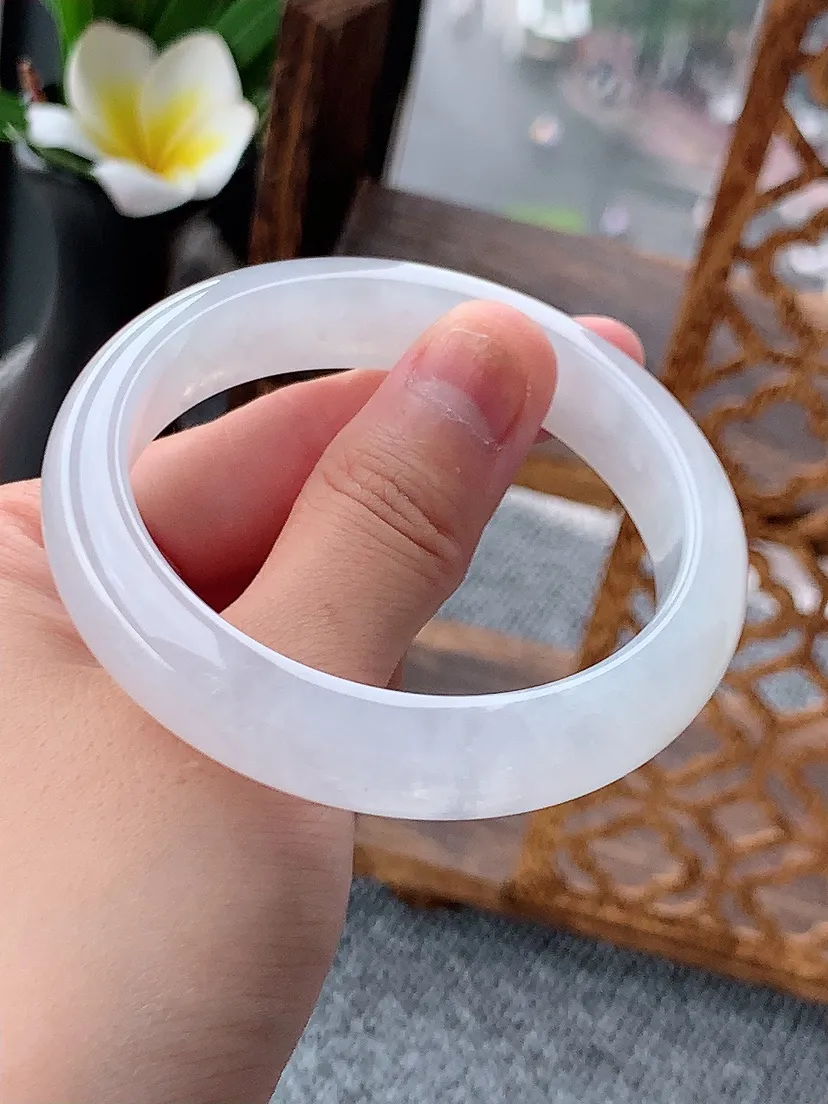 天然A货翡翠白月光正装正圈手镯55-56圈口 尺寸55×12.4×7.6mm 重量55.92g 0620