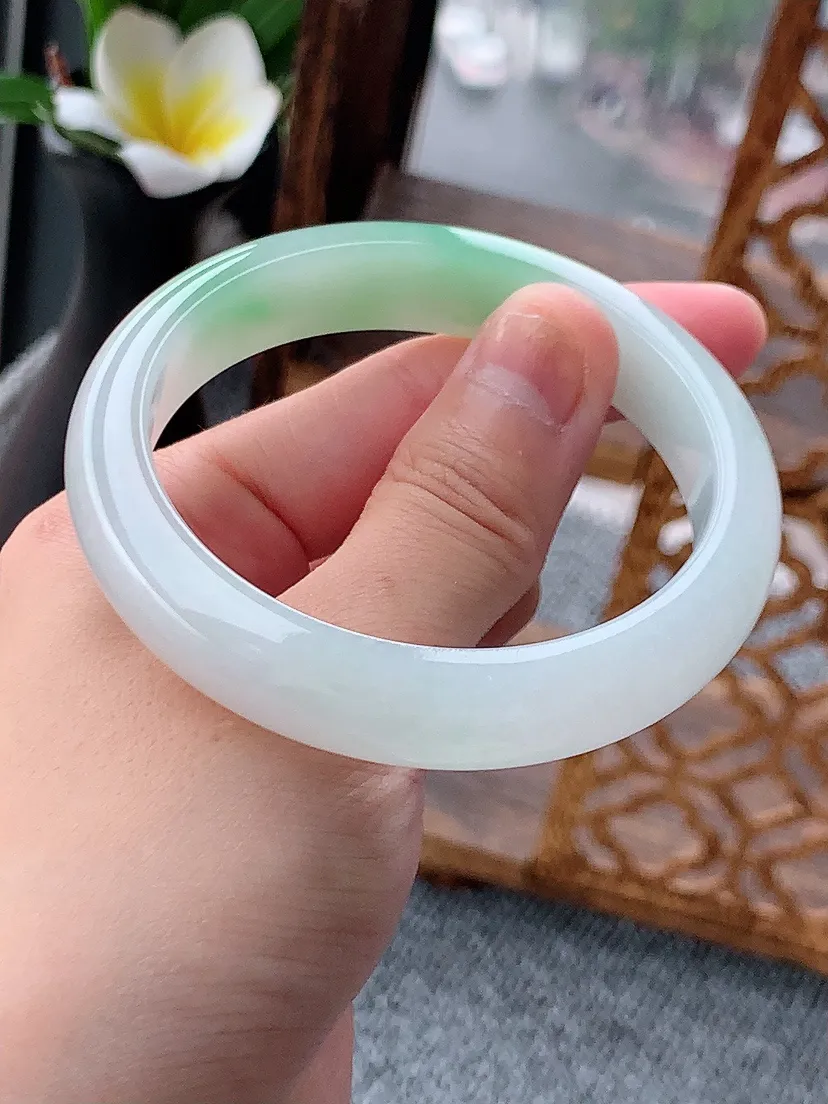 天然A货翡翠飘绿正装正圈手镯55-56圈口 尺寸55×11.7×7.5m量51.10g 0620
