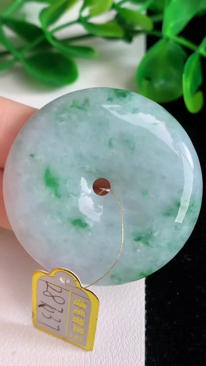 天然A货翡翠平安扣吊坠，尺寸44-7，重量:30.77g
6月21日