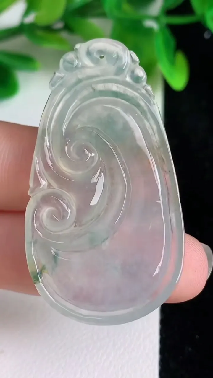 天然A货翡翠飘花如意吊坠，尺寸48-26-5.5，重:10.77g
6月21日
