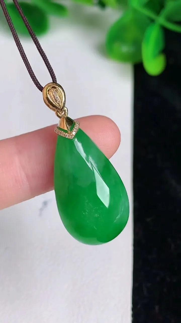 天然A货翡翠水滴吊坠，尺寸29-14.2-8，重量:5.11g
6月21日