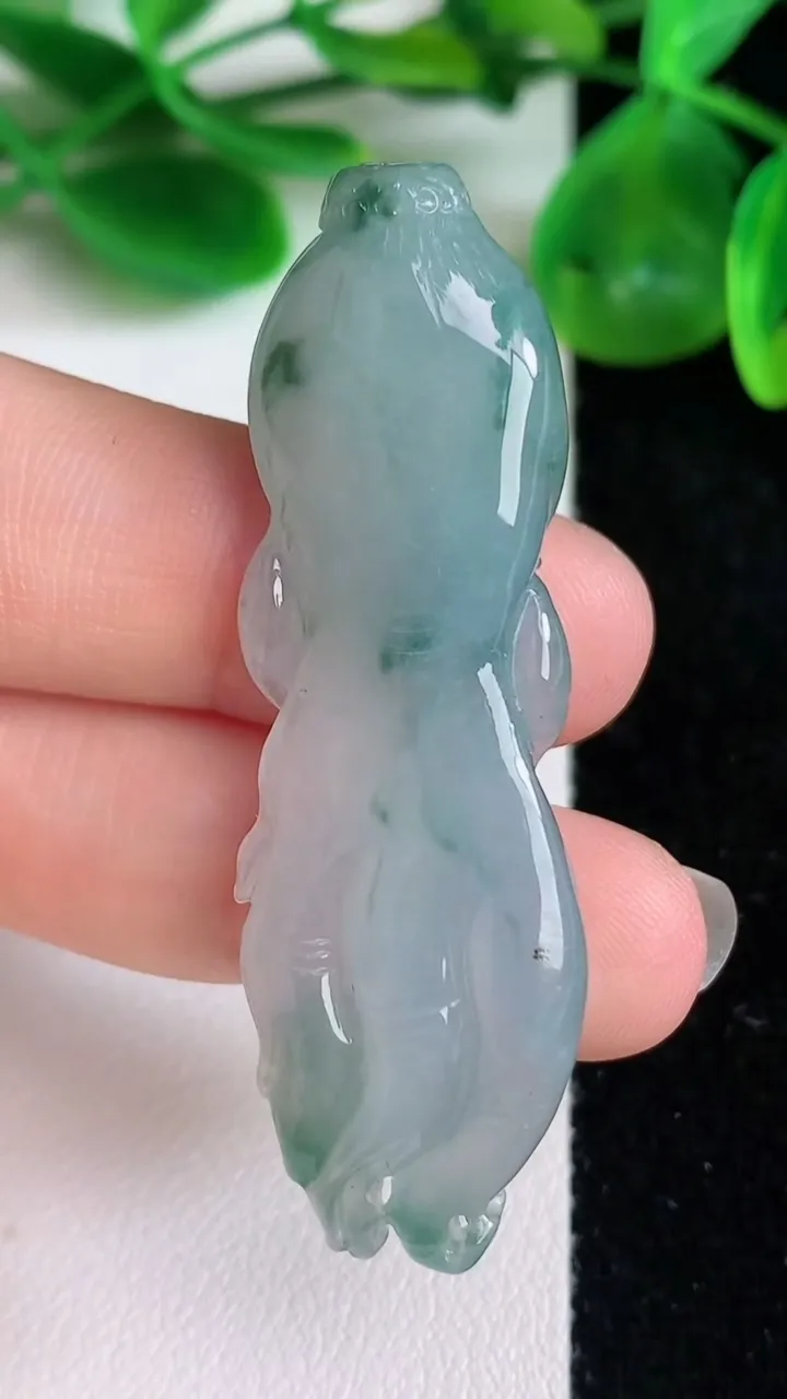 天然A货翡翠飘花人参如意吊坠，尺寸53-15-6.8，重量:12.09g
6月21日