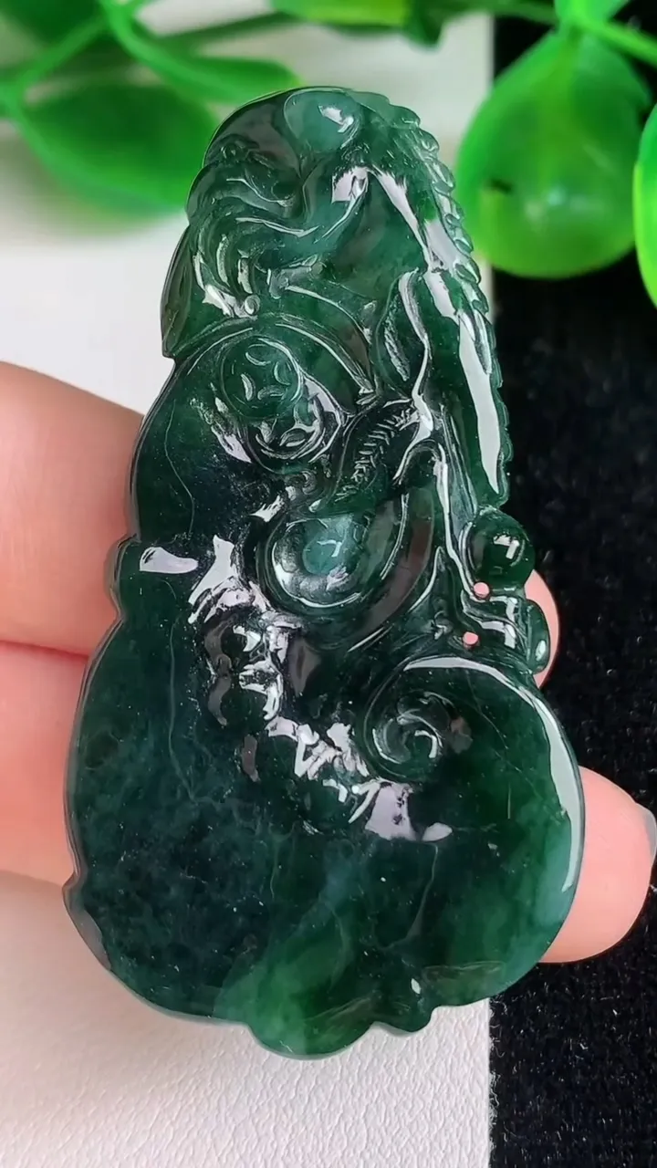 天然A货翡翠今非昔比 蜥蜴吊坠，尺寸57-29.8-8.8，重量:23.42g
6月21日