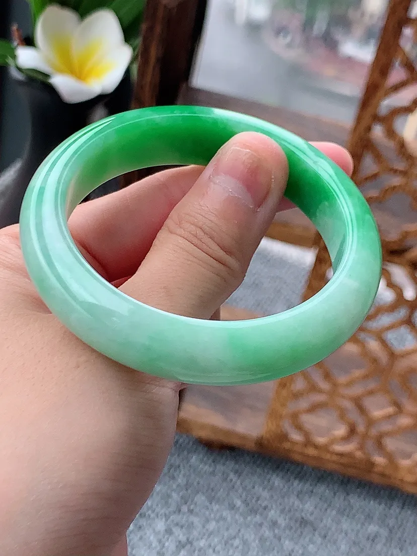天然A货翡翠飘绿正装正圈手镯52-53小圈口 尺寸52.5×12.5×8mm 重量54.22g 0620