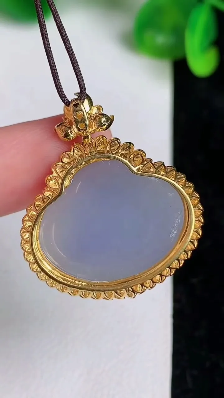 天然A货翡翠18k金紫罗兰佛公吊坠，尺寸30.5-26.6-10.7裸石18-22，重量:6.49g
6月21日