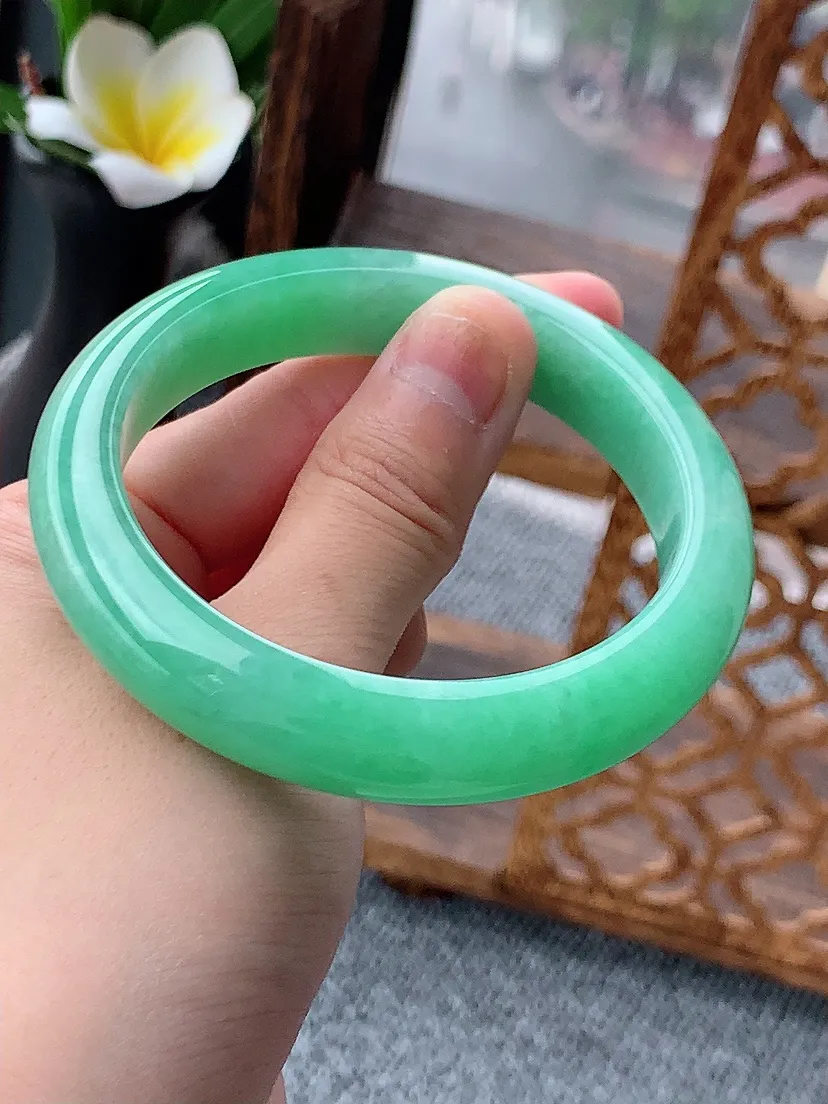 天然A货翡翠满绿正装正圈手镯57-58圈口 尺寸57×12×8.6mm 重量61.73g 0620