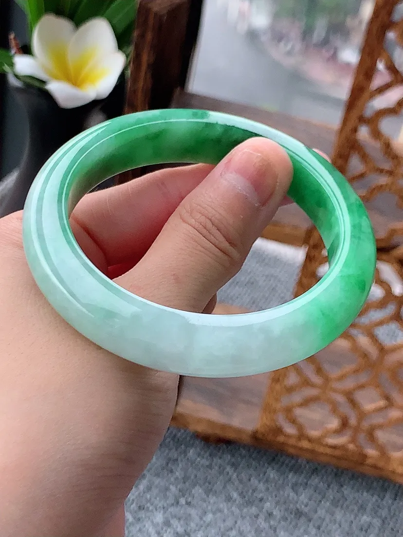 天然A货翡翠飘绿正装正圈手镯56-57圈口 尺寸56.8×12×8.6mm 重量64.00g 0620