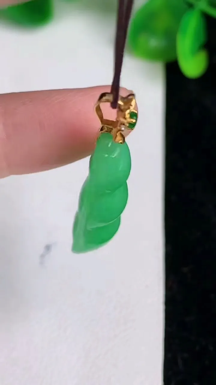 天然A货翡翠福豆吊坠，尺寸30.3-13-7.8，重量:5.30g
6月21日