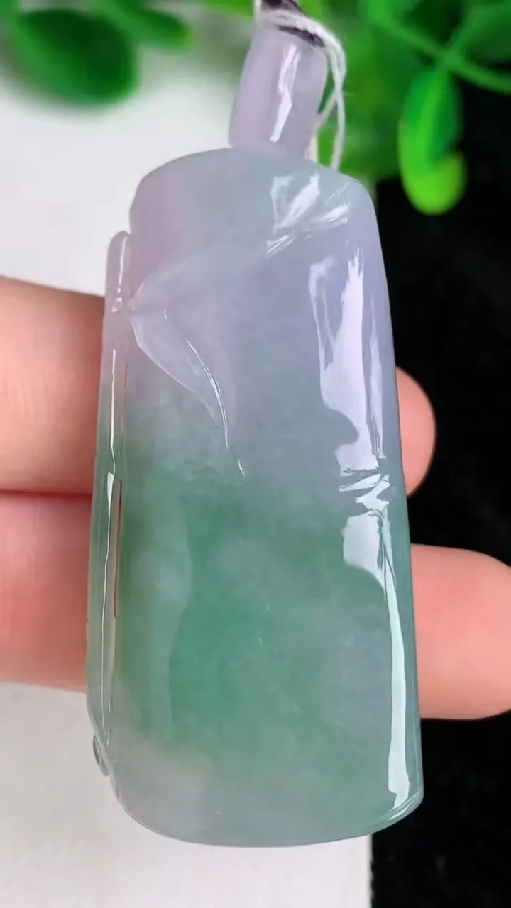 天然A货翡翠紫罗兰飘花竹节吊坠，尺寸49.2-23.5-12，重量:30.39g
6月21日