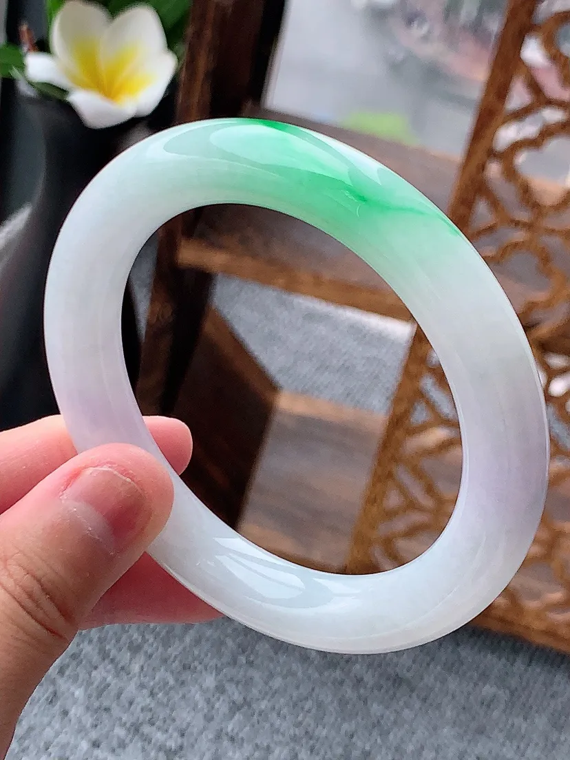 天然A货翡翠淡春彩淡紫罗兰飘绿圆条手镯56-57圈口 尺寸56.3×10.8mm 重量64.51g 