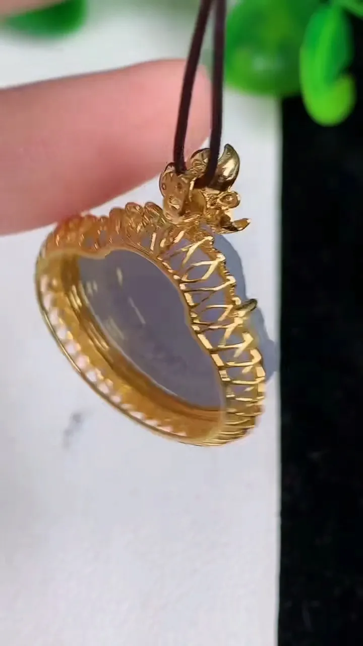 天然A货翡翠18k金紫罗兰佛公吊坠，尺寸30.5-26.6-10.7裸石18-22，重量:6.49g
6月21日