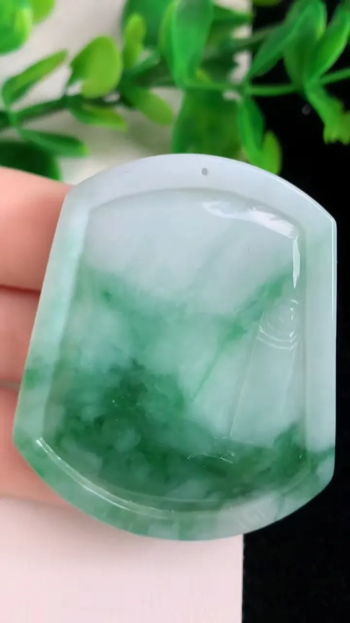 天然A货翡翠一念之间吊坠，尺寸53.7-45-6，重:30.78g
6月21日