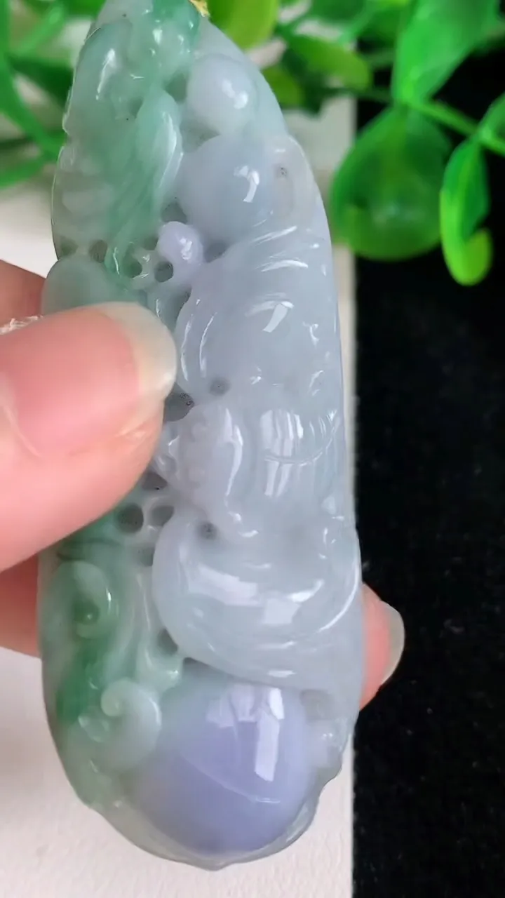 天然A货翡翠春带彩蝙蝠吊坠，尺寸69-25.6-9，重量:25.90g
6月21日