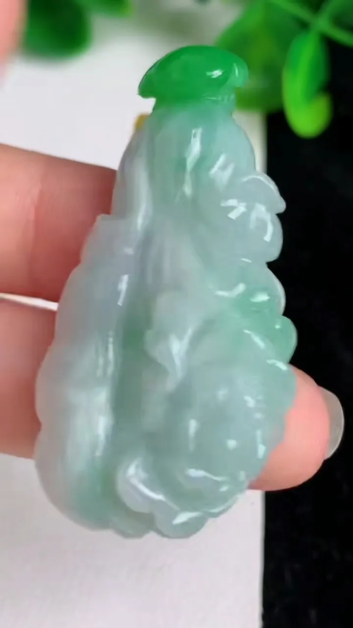 天然A货翡翠白菜吊坠，尺寸46.7-29.2-11，重量:17.43g
6月21日