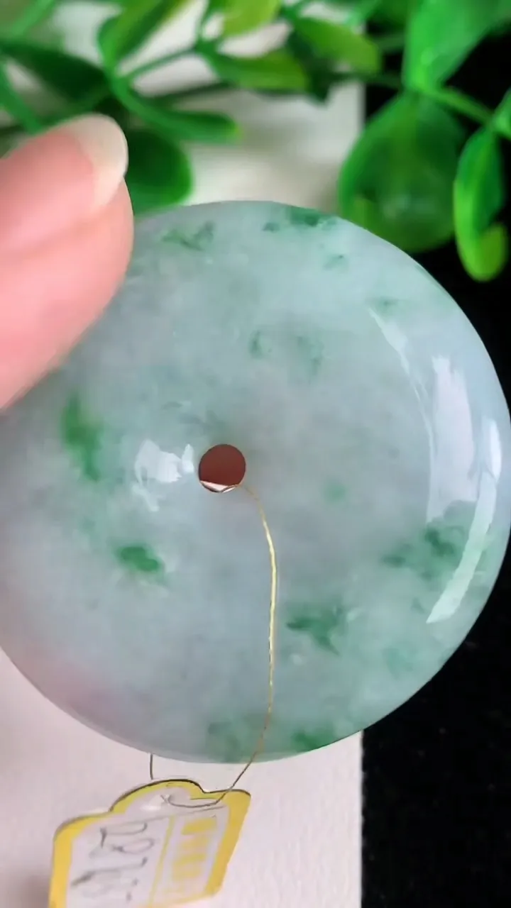 天然A货翡翠平安扣吊坠，尺寸44-7，重量:30.77g
6月21日