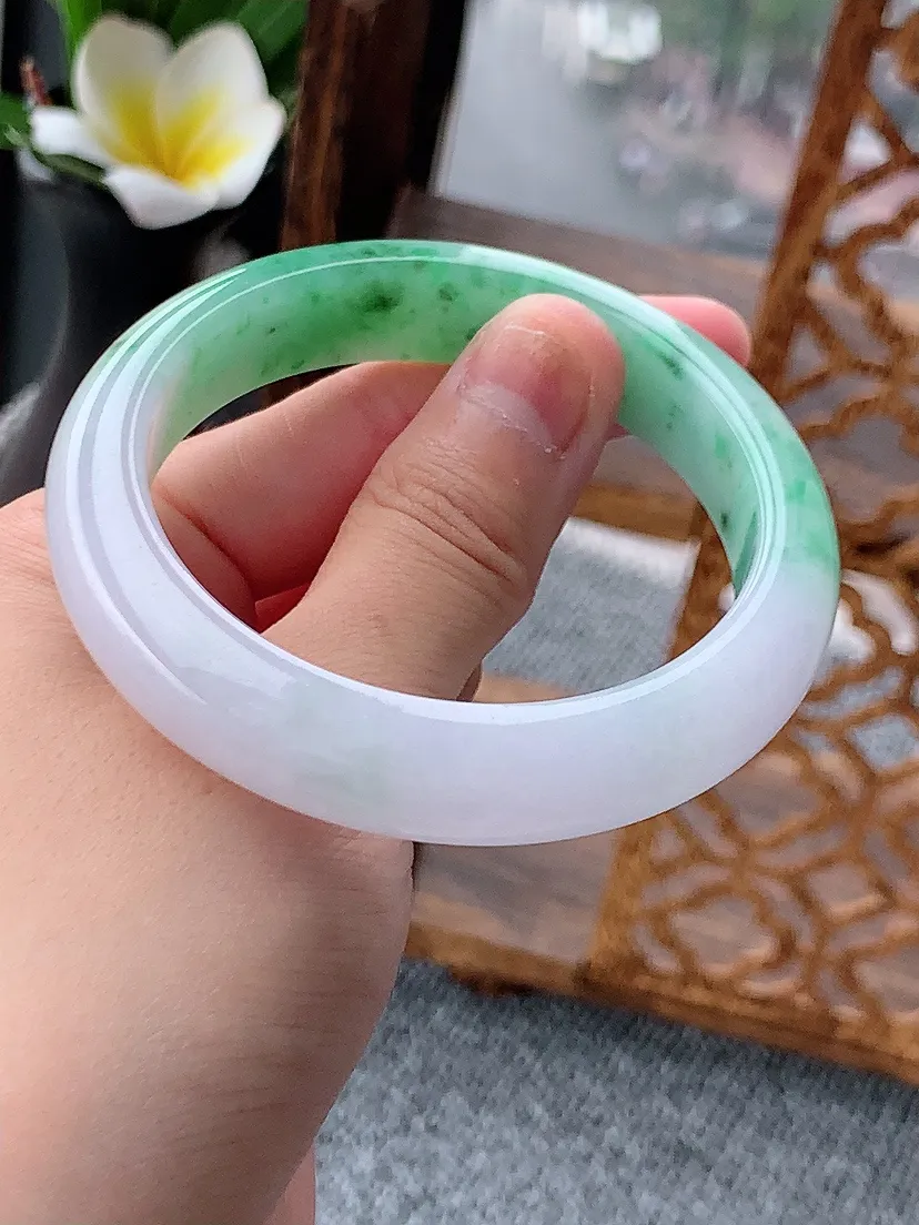天然A货翡翠飘绿半山半水正装正圈手镯55-56圈口 基尺寸55×12.2×8mm 重量57.86g 0620