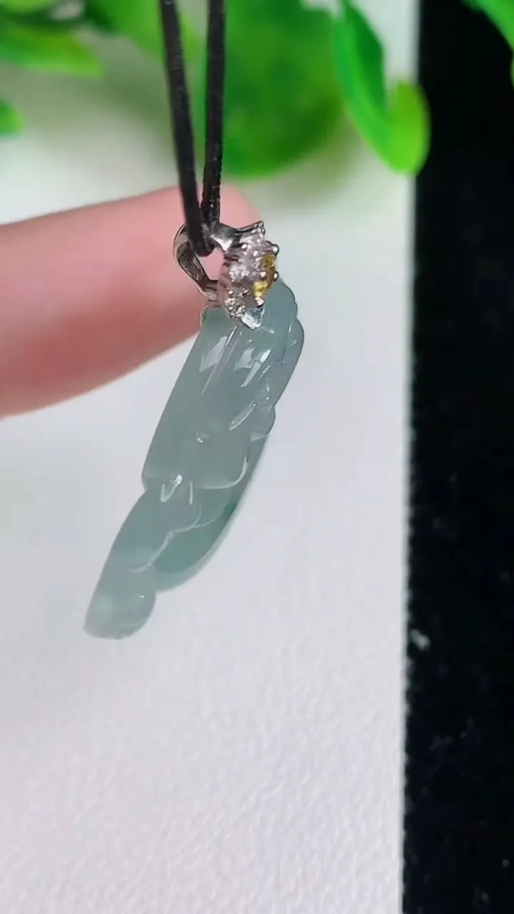 天然A货翡翠种飘花佛公吊坠，尺寸26-28.7-6，重:7.02g
6月21日