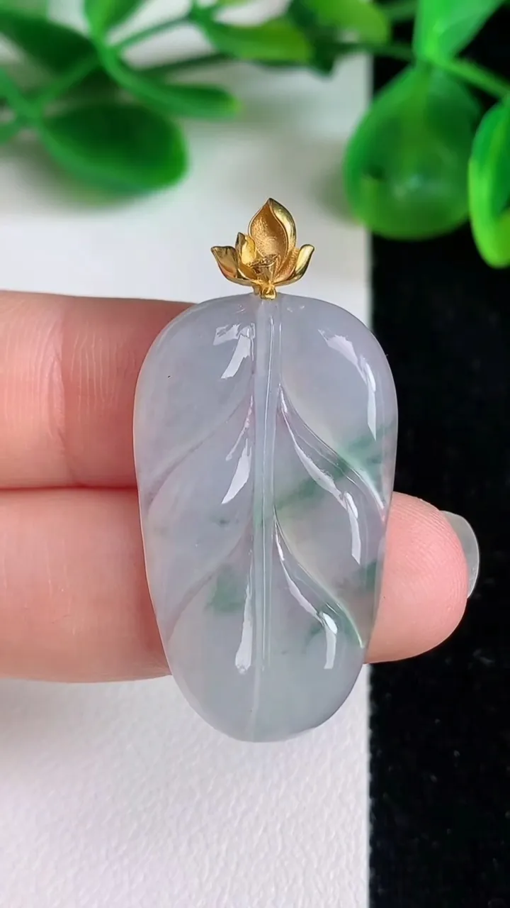 天然A货翡翠18k金飘花金枝玉叶 叶子吊坠，尺寸32.4-19-3.7，重量:4.92g
6月21日