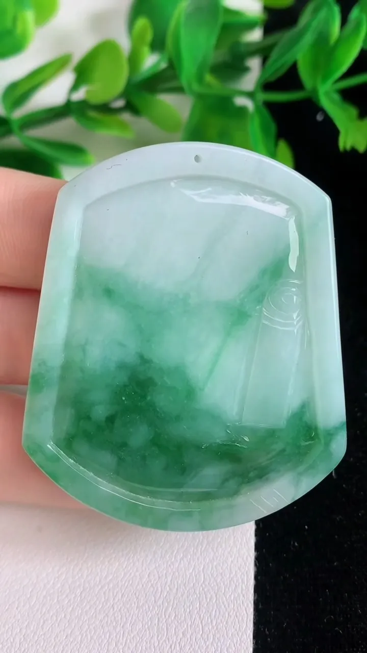 天然A货翡翠一念之间吊坠，尺寸53.7-45-6，重:30.78g
6月21日