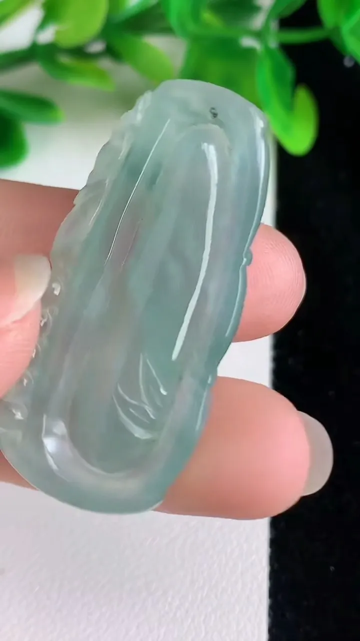 天然A货翡翠节节高升 竹节吊坠，尺寸40.8-20-7.3，重:10.56g
6月21日