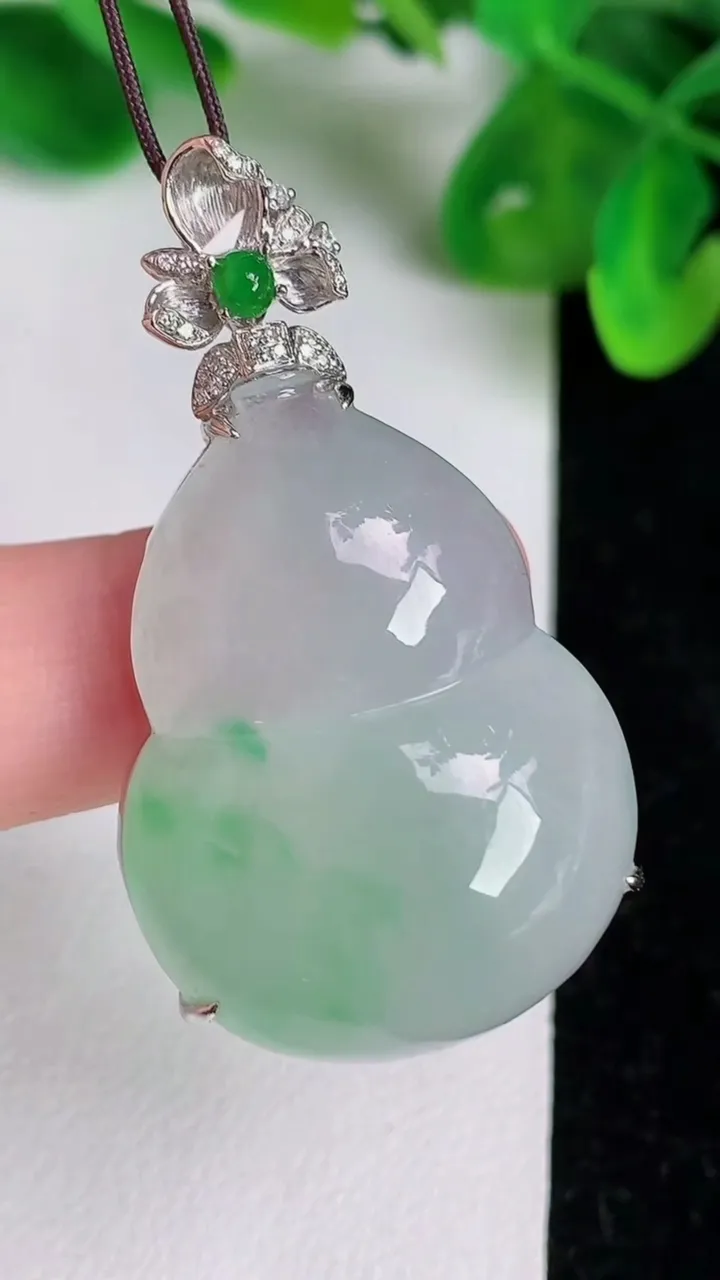 天然A货翡翠葫芦吊坠，尺寸33-25-11.7，重量:14.60g
6月21日