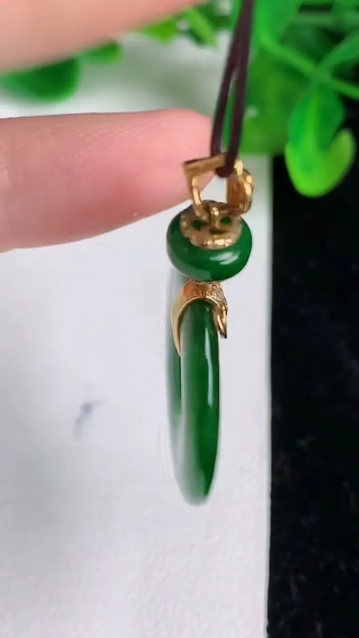 天然A货翡翠平安环吊坠，尺寸26.6-3，重量:6.29g
6月21日