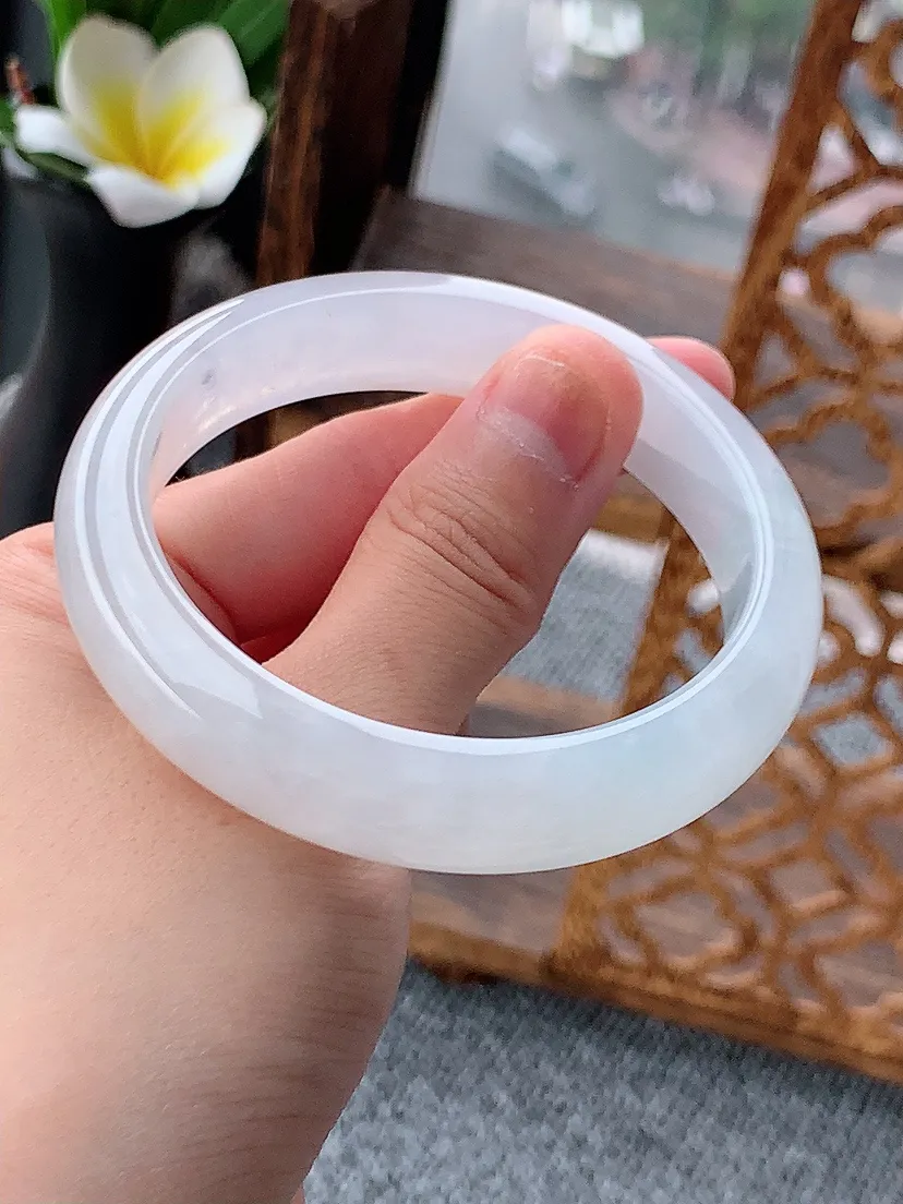 天然A货翡翠白月光正装正圈手镯55-56圈口 尺寸55×12.4×7.6mm 重量55.92g 0620