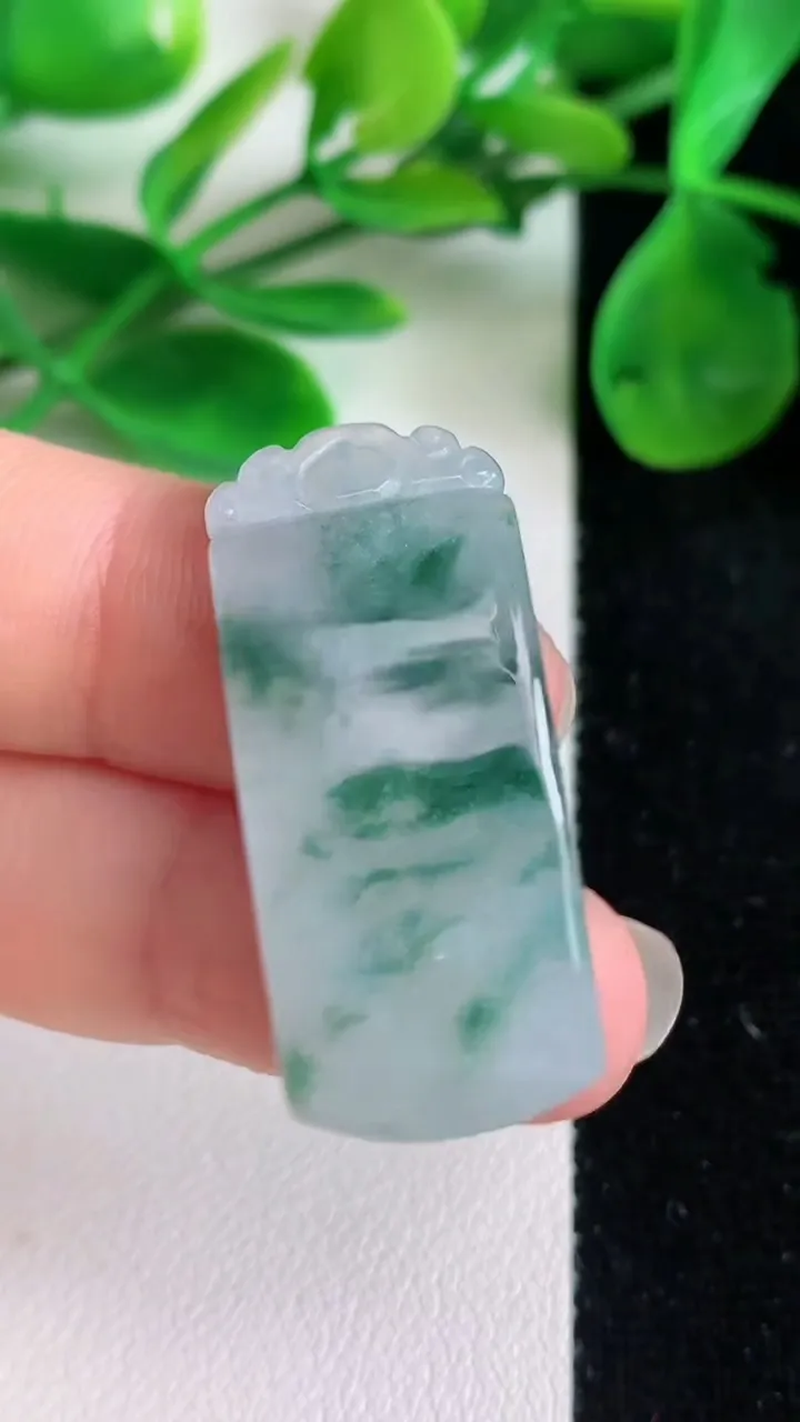 天然A货翡翠飘花手牌，尺寸33-14.4-6.5，重量:8.03g
6月21日