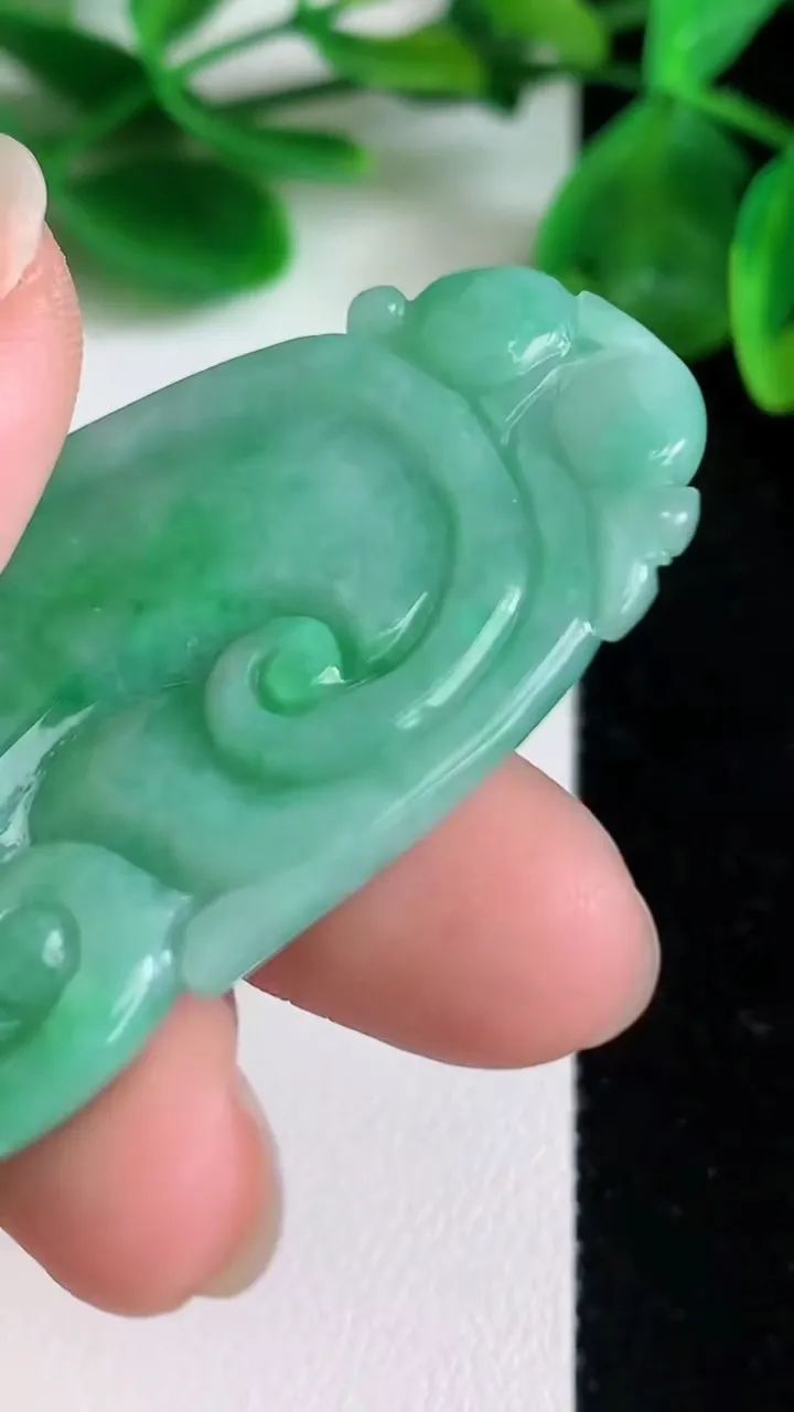 天然A货翡翠如意吊坠，尺寸52.8-29-5，重量:17.46g
6月21日