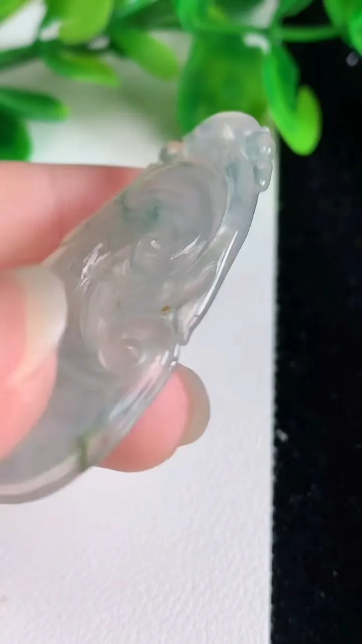 天然A货翡翠飘花如意吊坠，尺寸48-26-5.5，重:10.77g
6月21日