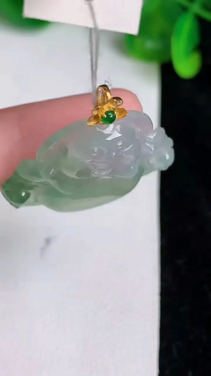 天然A货翡翠种飘花佛公吊坠，尺寸27-30.2-5.5，重量:7.13g
6月21日