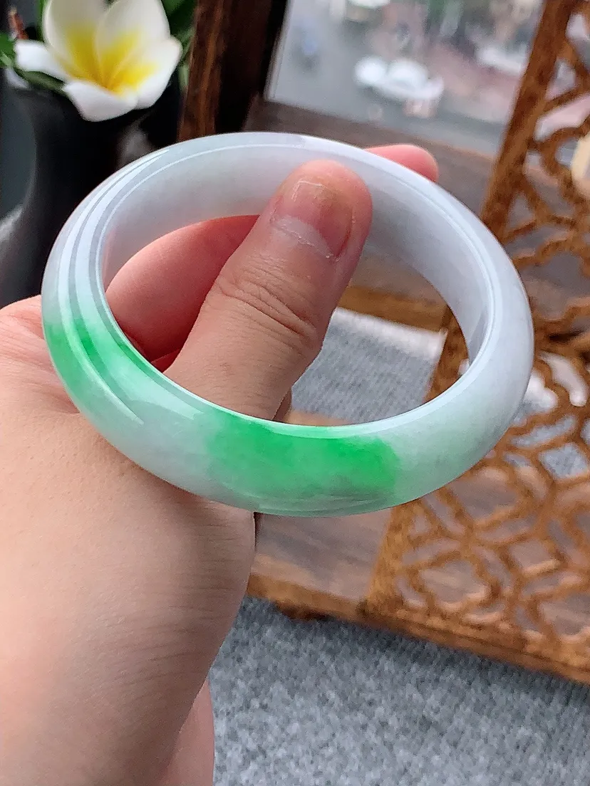 天然A货翡翠飘阳绿正装正圈手镯55-56圈口 尺寸55.6×13.8×8mm 重量64.42g 0620