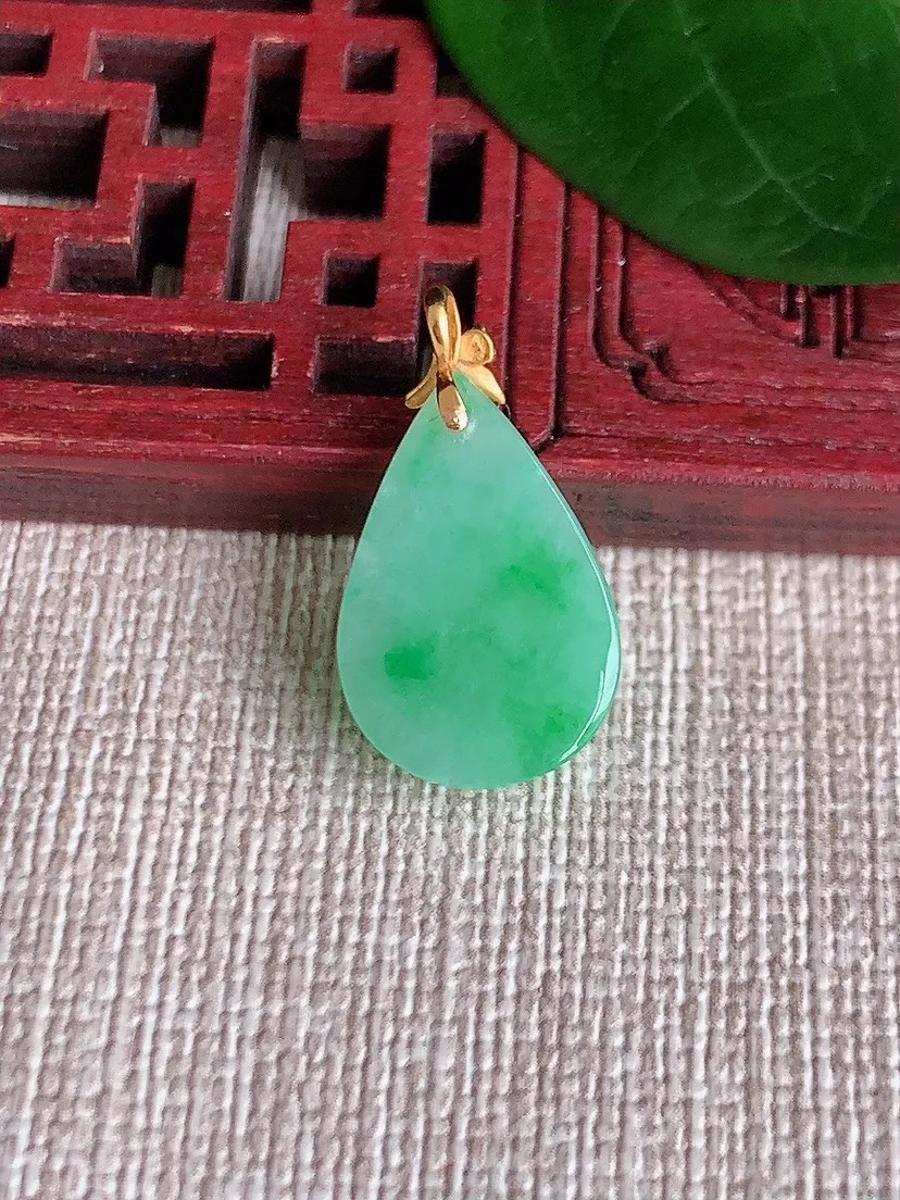 天然A货翡翠18K金扣头飘绿水滴吊坠尺寸21×16.5×11.5×5.4m量2.18g 0621
