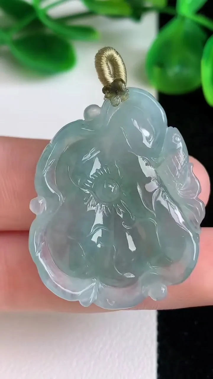 天然A货翡翠和和美美年年有余 荷叶鱼吊坠，尺寸34.5-27.6-6，重量:10.31g
6月21日