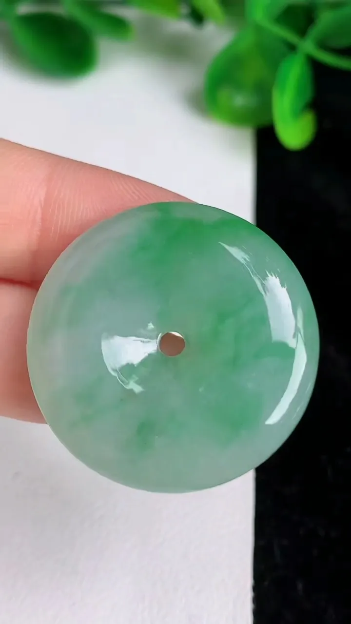 天然A货翡翠平安扣吊坠，尺寸30.8-5.7，重量:11.40g
6月21日