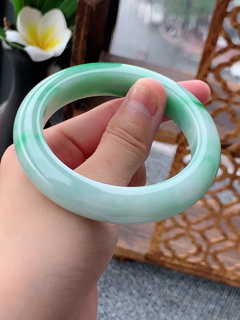 天然A货翡翠飘绿厚装正装正圈手镯56-57圈口尺寸56.6×12×9.5mm 重量72.30g 0620