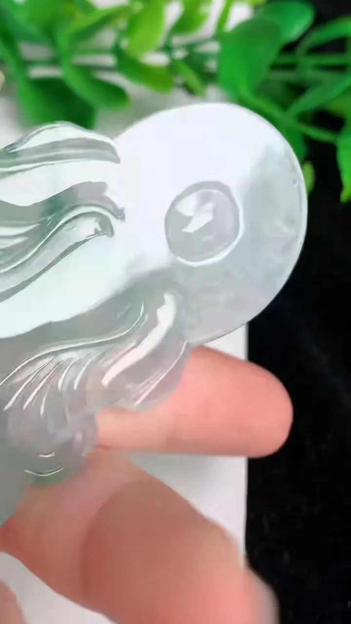 天然A货翡翠种飘花度母观音菩萨吊坠，尺寸69-43.4-5，重量:31.38g
6月21日