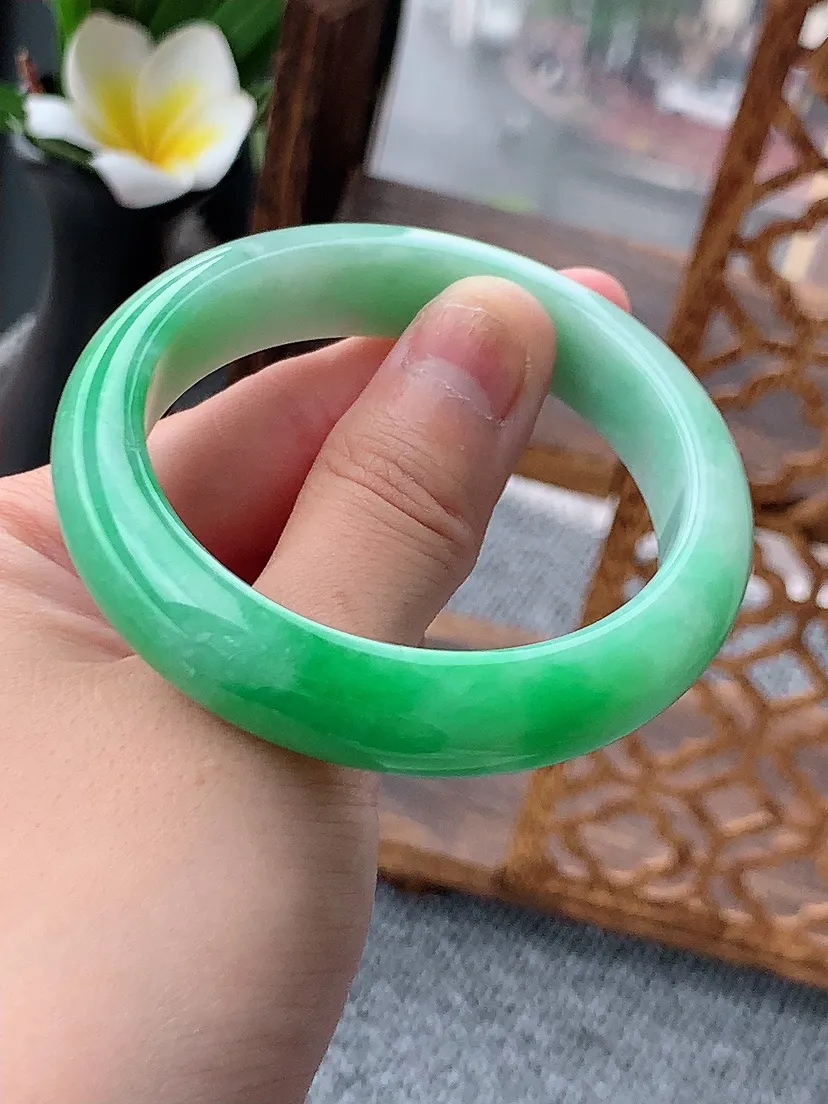 天然A货翡翠飘绿正装正圈手镯52-53小圈口 尺寸52.5×12.5×8mm 重量54.22g 0620