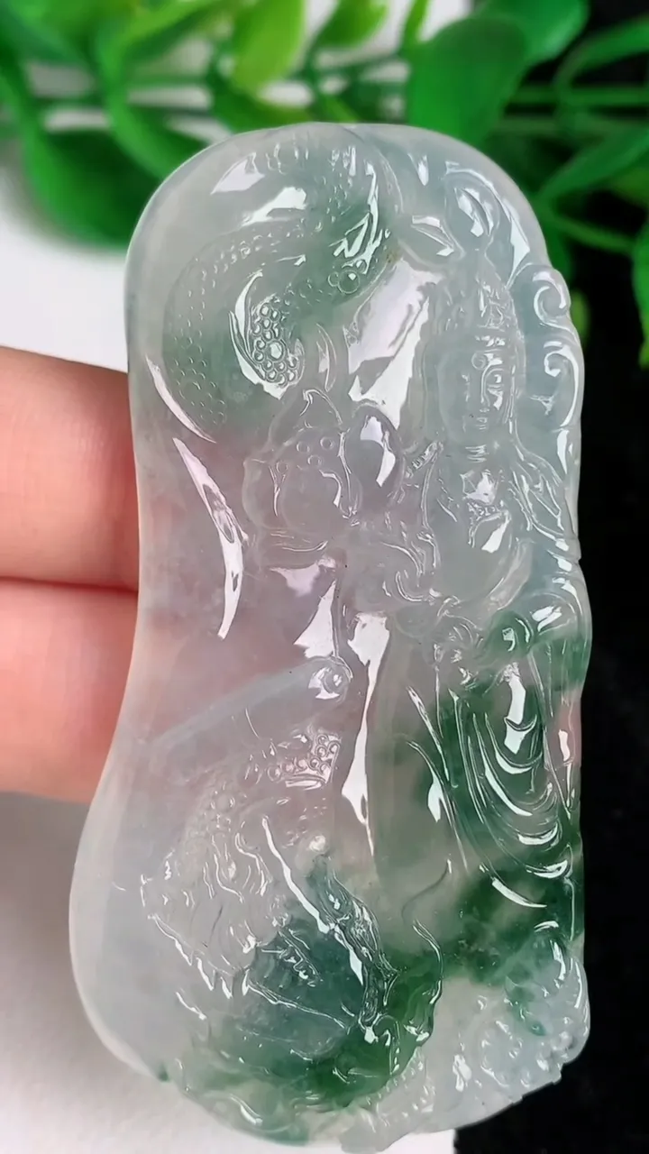 天然A货翡翠种飘花大势至菩萨吊坠，尺寸68.4-36-7，重量:37.13g
6月21日