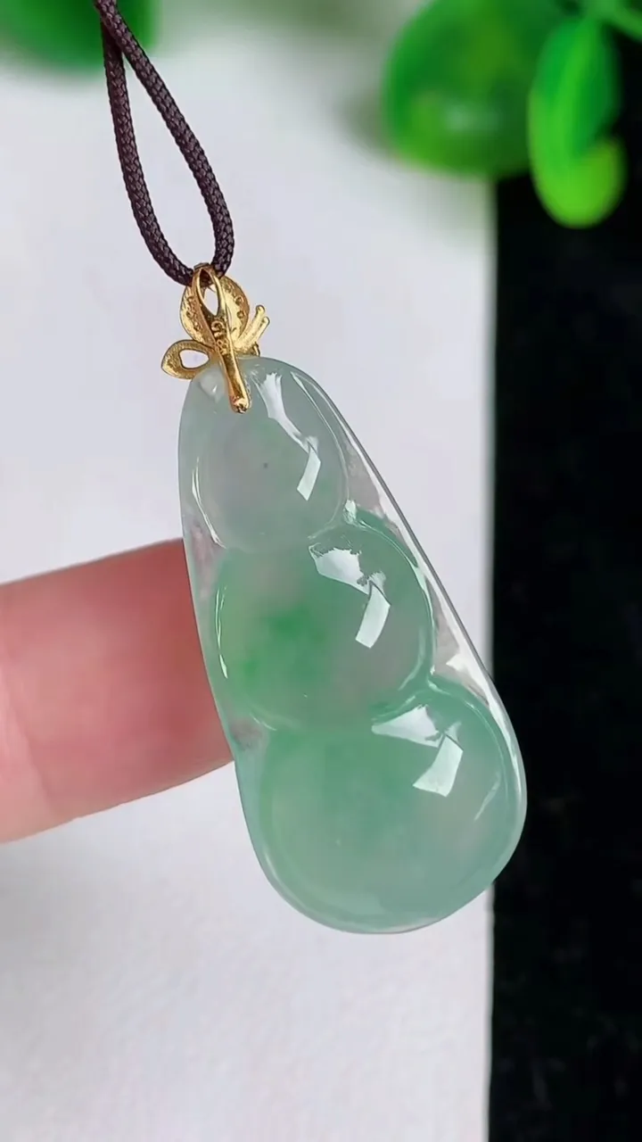 天然A货翡翠福豆吊坠，尺寸30.7-14.3-8.5，重量:1.84g
6月21日
