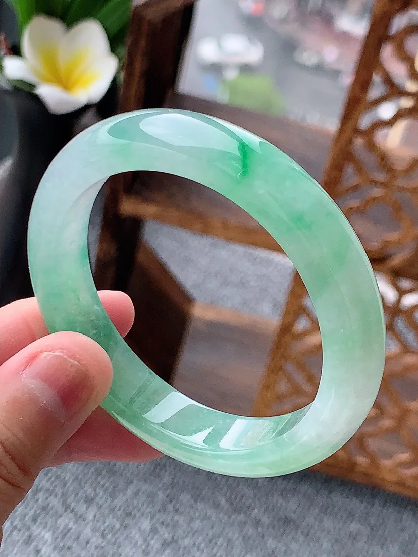 天然A货翡翠飘绿正装正圈手镯52-53小圈口 尺寸52×11×7.6mm 重量47.82g 0620