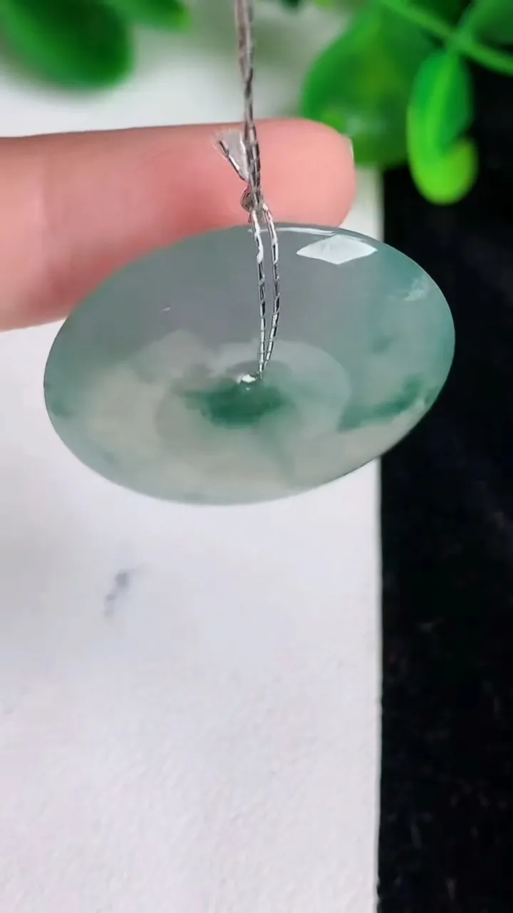 天然A货翡翠种飘花平安扣吊坠，尺寸29-5.7，重量:10.38g
6月21日