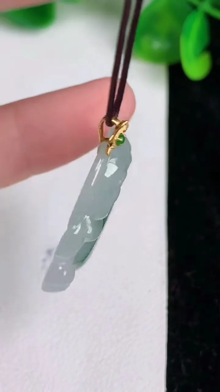 天然A货翡翠18k金飘花佛公吊坠，尺寸28-31.4-5.3，重量:5.69g
6月21日