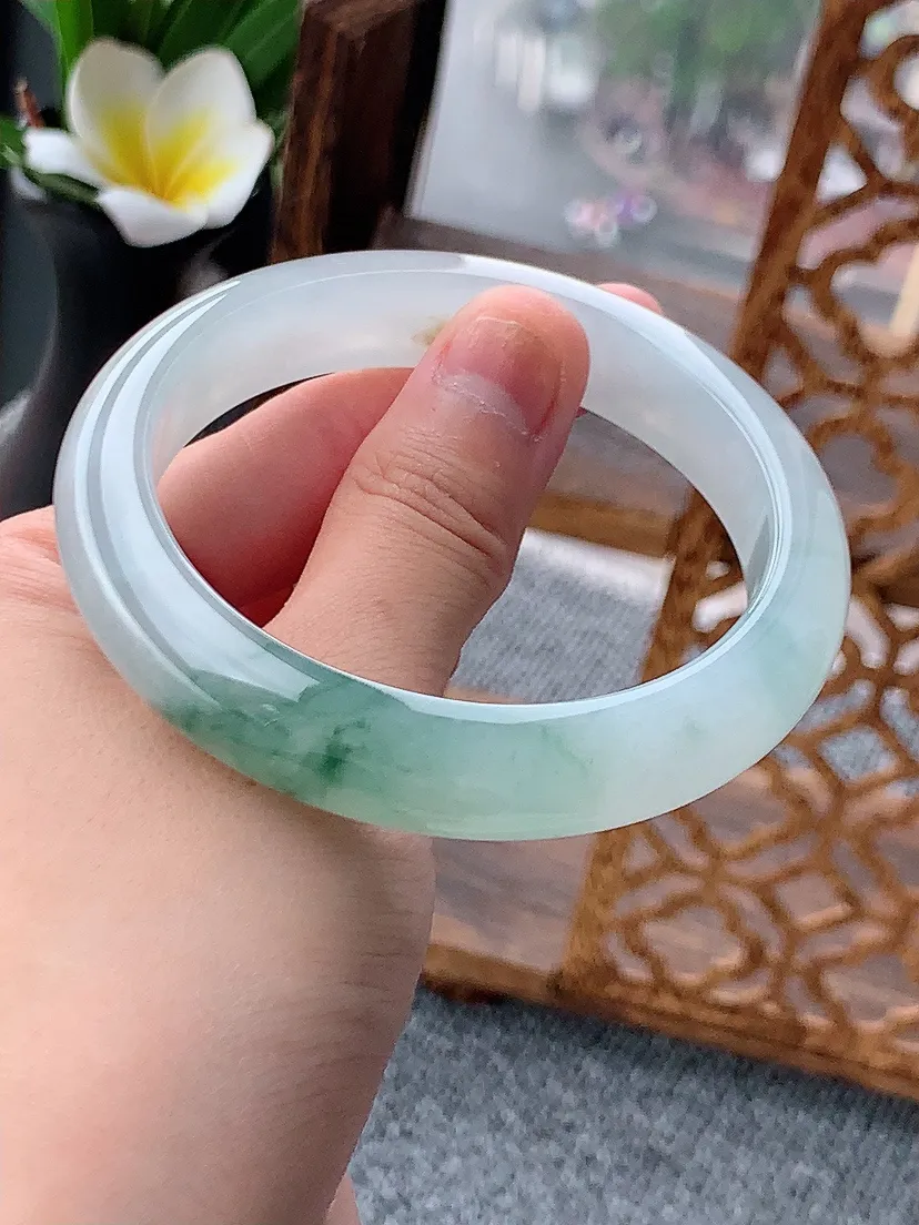 天然A货翡翠飘花正装正圈手镯58-59圈口尺寸58×12.2×8.5mm 重量63.13g 0620