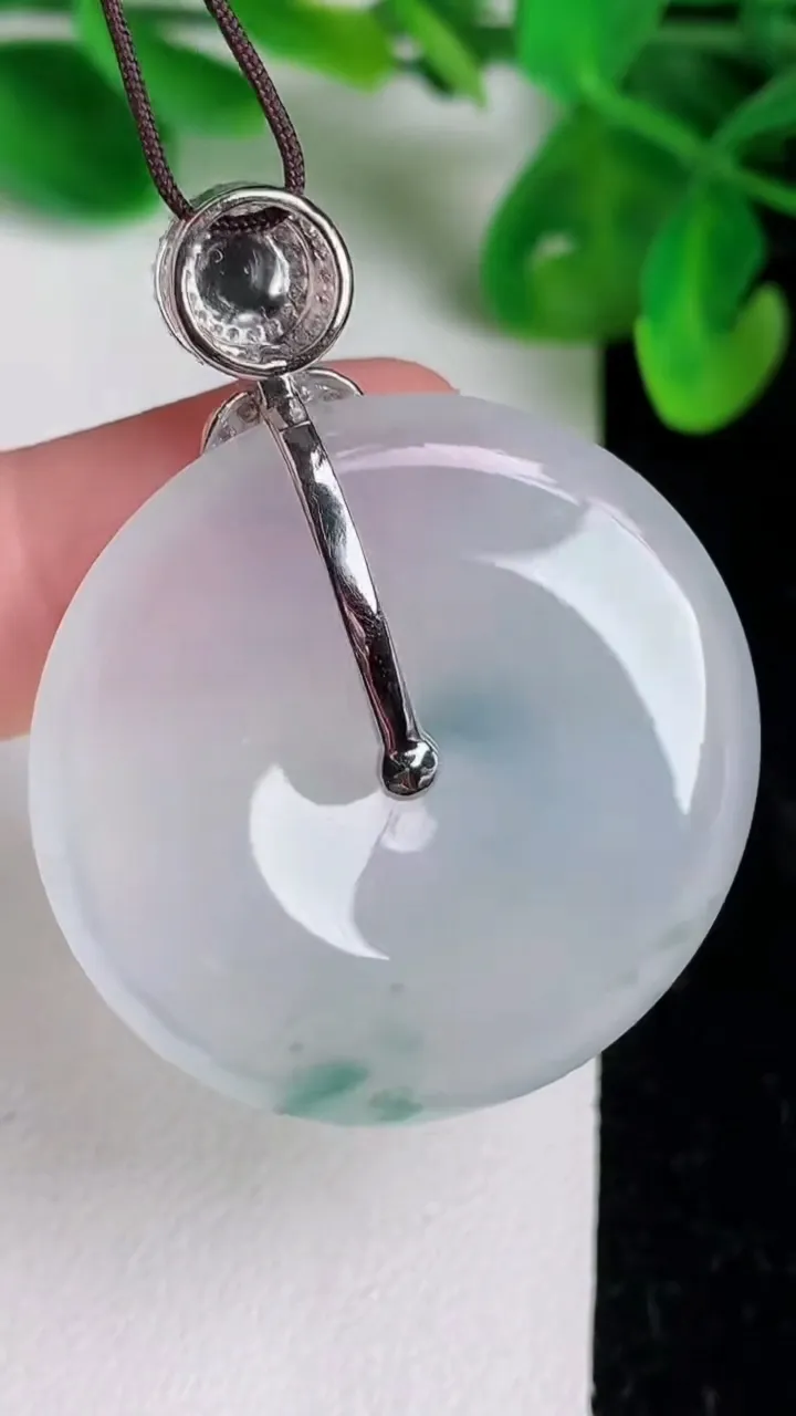 天然A货翡翠种飘花平安扣吊坠，尺寸35.3-5.6，重量:16.15g
6月21日