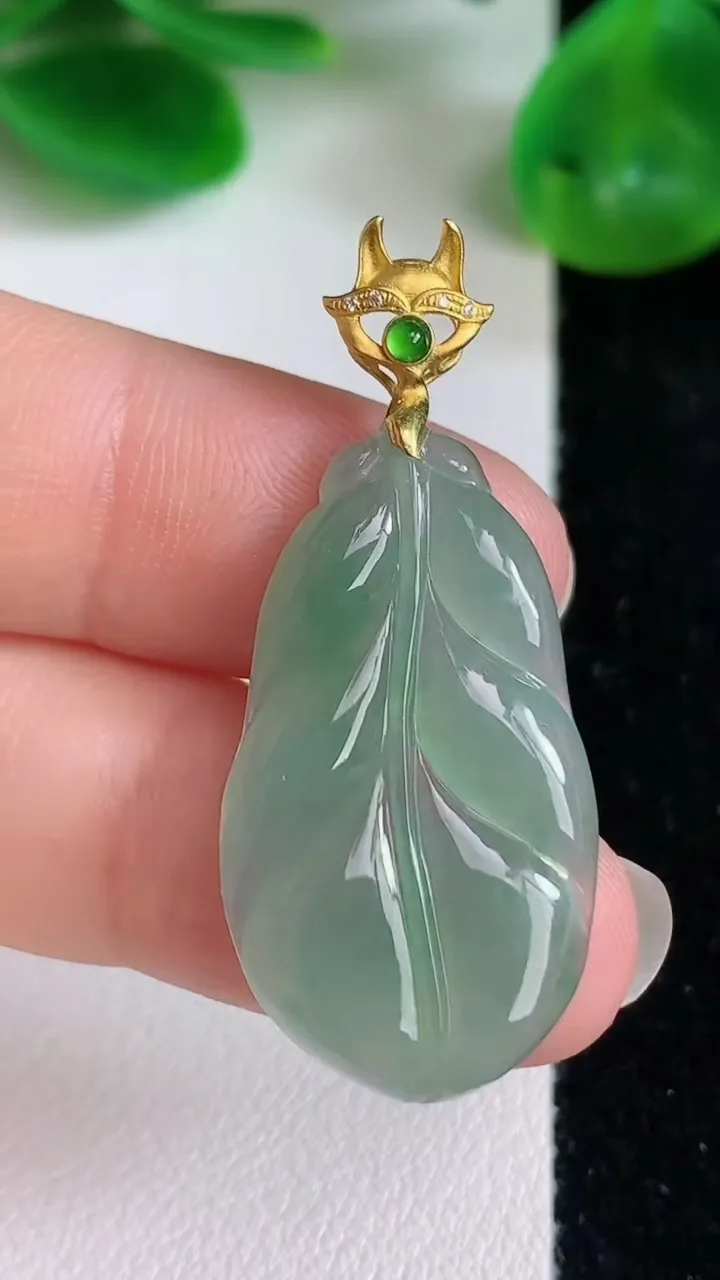 天然A货翡翠金枝玉叶 叶子吊坠，尺寸29.5-16.6-3.6，重量:3.63g
6月21日