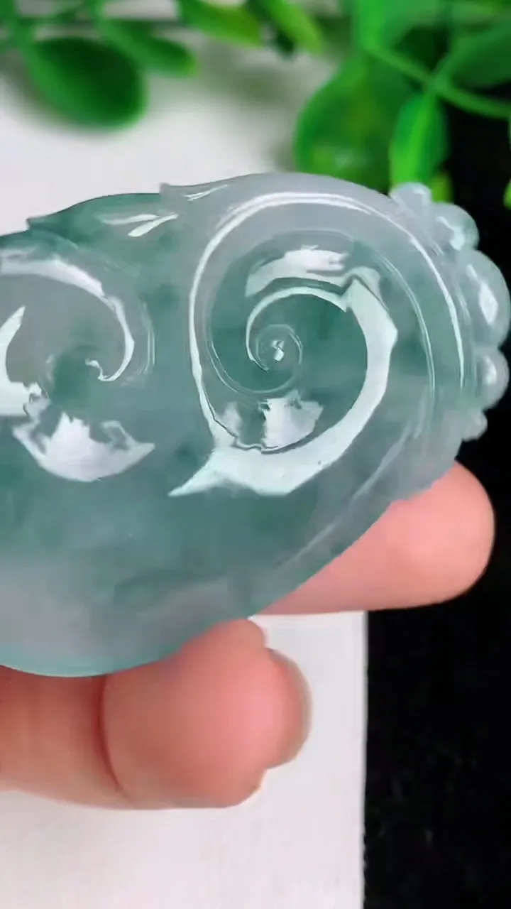 天然A货翡翠种飘花如意吊坠，尺寸49.2-33-6.7，重量:19.38g
6月21日