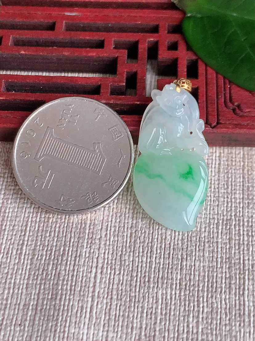 天然A货翡翠18K金扣头飘绿寿桃灵猴献寿吊坠尺寸30.4×15×4.7m量4.19g 0621